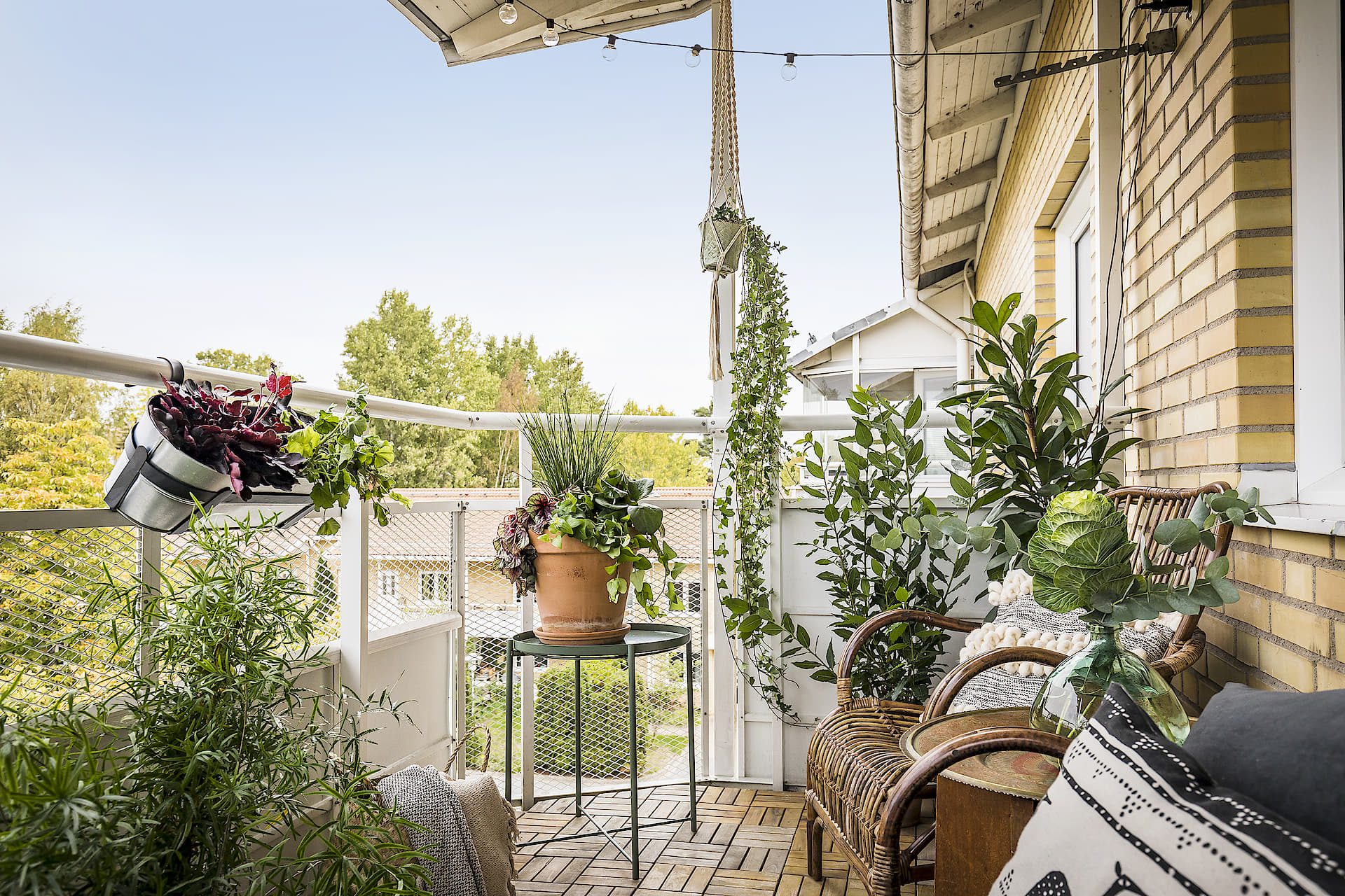 74 Creative Yet Simple Summer Balcony Décor Ideas - DigsDigs